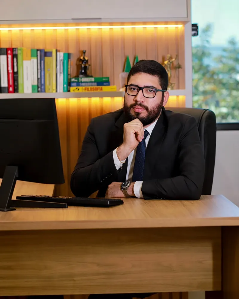 Igor Alves em sua mesa no escritório em Santarém